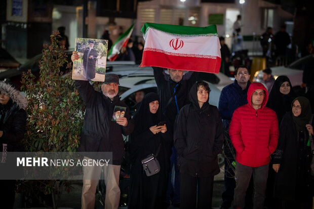 عزاداری مردم در سوگ رهبر شهید در شهرک شهید محلاتی تهران