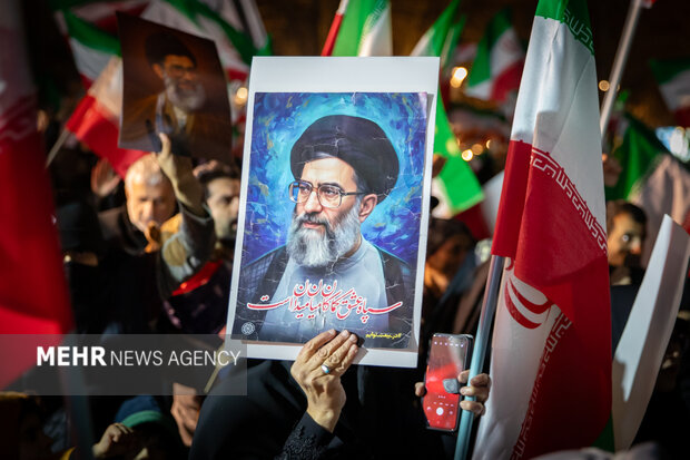 عزاداری مردم در سوگ رهبر شهید در شهرک شهید محلاتی تهران