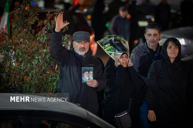 عزاداری مردم در سوگ رهبر شهید در شهرک شهید محلاتی تهران