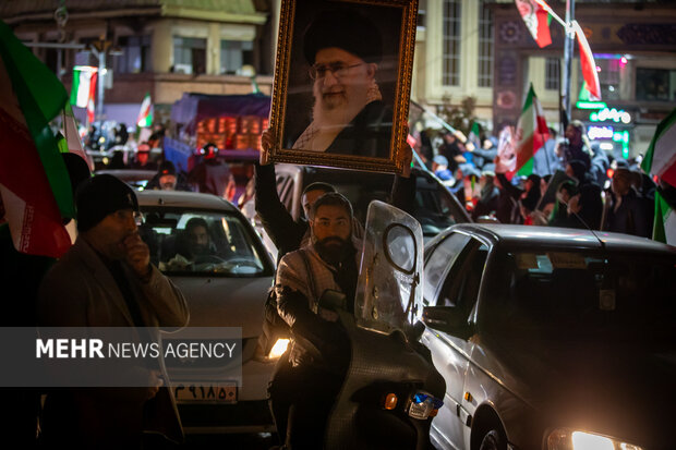 عزاداری مردم در سوگ رهبر شهید در شهرک شهید محلاتی تهران