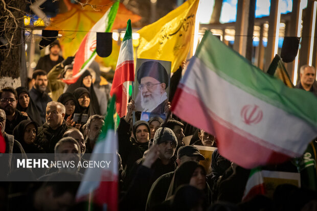 عزاداری مردم در سوگ رهبر شهید در شهرک شهید محلاتی تهران