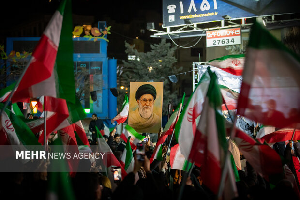 عزاداری مردم در سوگ رهبر شهید در شهرک شهید محلاتی تهران