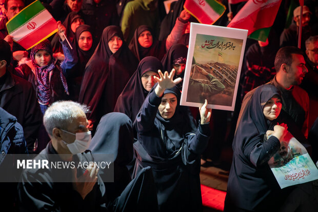 عزاداری مردم در سوگ رهبر شهید در شهرک شهید محلاتی تهران