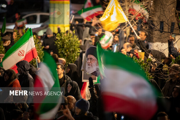 عزاداری مردم در سوگ رهبر شهید در شهرک شهید محلاتی تهران