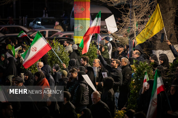 عزاداری مردم در سوگ رهبر شهید در شهرک شهید محلاتی تهران