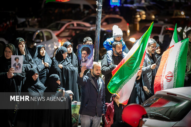 عزاداری مردم در سوگ رهبر شهید در شهرک شهید محلاتی تهران
