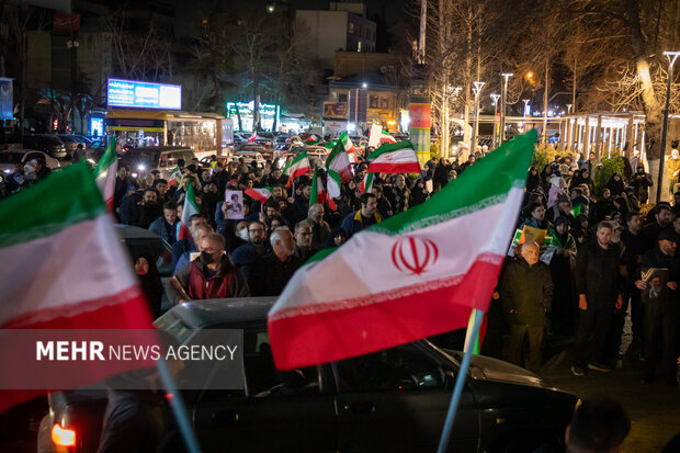 عزاداری مردم در سوگ رهبر شهید در شهرک شهید محلاتی تهران