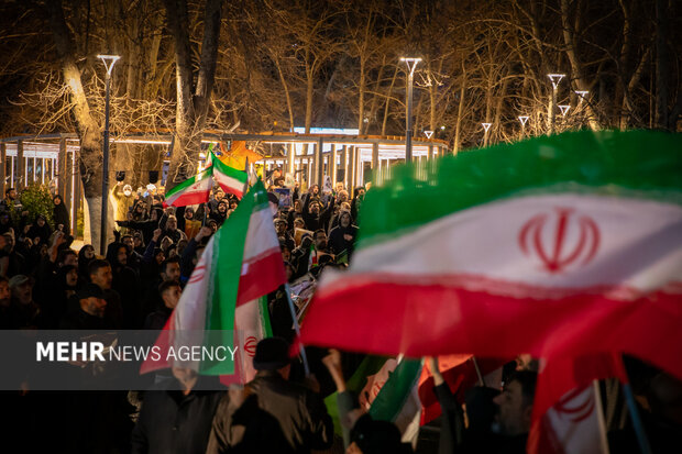 عزاداری مردم در سوگ رهبر شهید در شهرک شهید محلاتی تهران