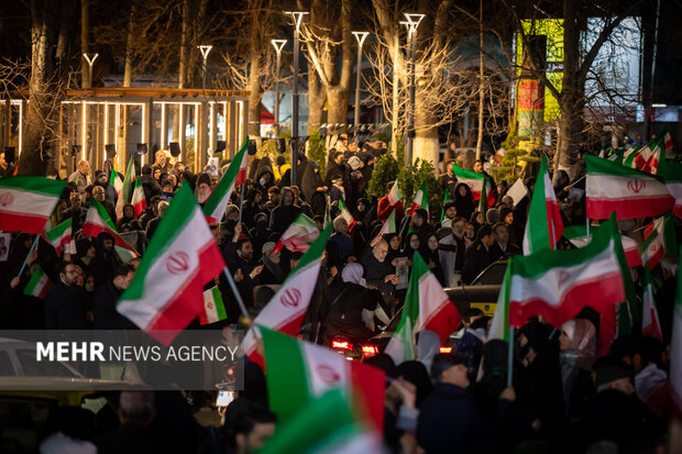 عزاداری مردم در سوگ رهبر شهید در شهرک شهید محلاتی تهران