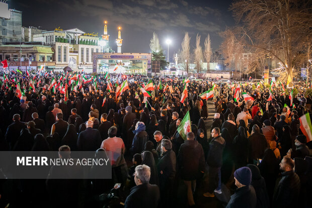 عزاداری مردم در سوگ رهبر شهید در شهرک شهید محلاتی تهران