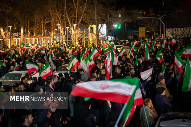 عزاداری مردم در سوگ رهبر شهید در شهرک شهید محلاتی تهران