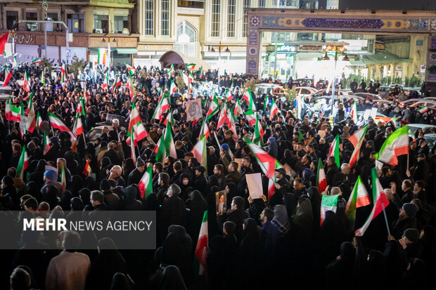 عزاداری مردم در سوگ رهبر شهید در شهرک شهید محلاتی تهران