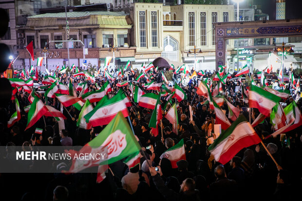 عزاداری مردم در سوگ رهبر شهید در شهرک شهید محلاتی تهران