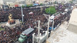 ورود کاروان پیکر ۱۳۹ شهید دانش آموز به میان جمعیت مردم عزادار میناب