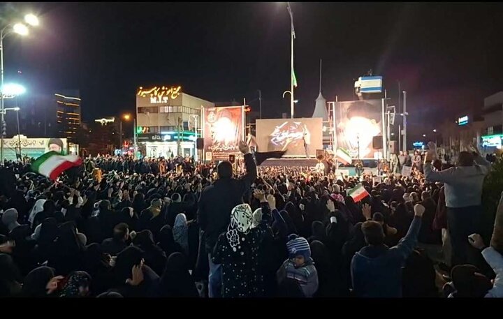 اجتماع شبانه مردم کرمان در سوگ رهبر شهید