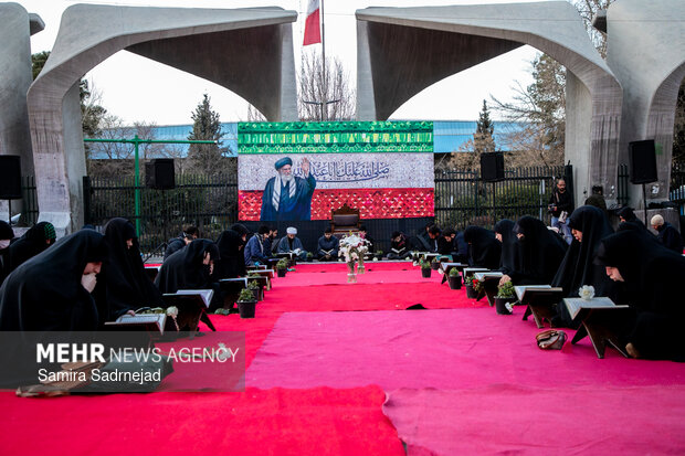 مراسم جزخوانی به نیت رهبر شهید انقلاب در مقابل دانشگاه تهران