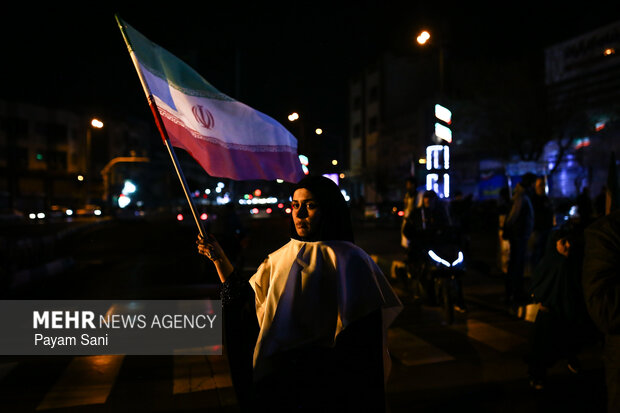 عزاداری مردم در سوگ رهبر شهید در میدان انقلاب تهران