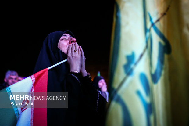 عزاداری مردم در سوگ رهبر شهید در میدان انقلاب تهران