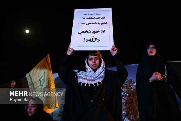 عزاداری مردم در سوگ رهبر شهید در میدان انقلاب تهران