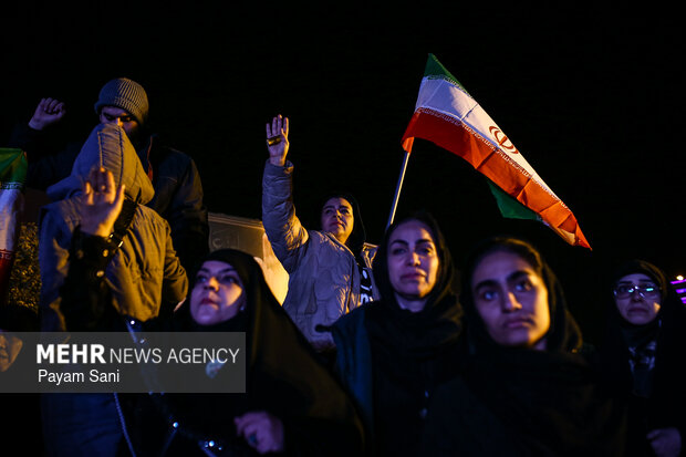 عزاداری مردم در سوگ رهبر شهید در میدان انقلاب تهران