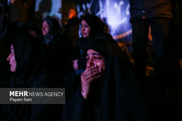 عزاداری مردم در سوگ رهبر شهید در میدان انقلاب تهران