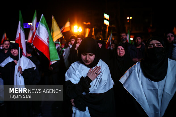 عزاداری مردم در سوگ رهبر شهید در میدان انقلاب تهران