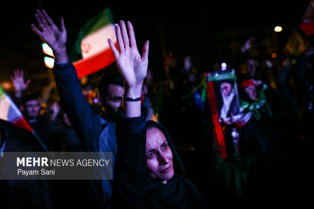 عزاداری مردم در سوگ رهبر شهید در میدان انقلاب تهران