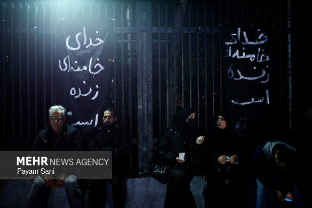 عزاداری مردم در سوگ رهبر شهید در میدان انقلاب تهران