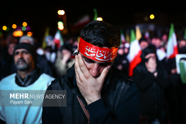 عزاداری مردم در سوگ رهبر شهید در میدان انقلاب تهران