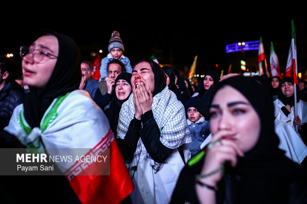 عزاداری مردم در سوگ رهبر شهید در میدان انقلاب تهران
