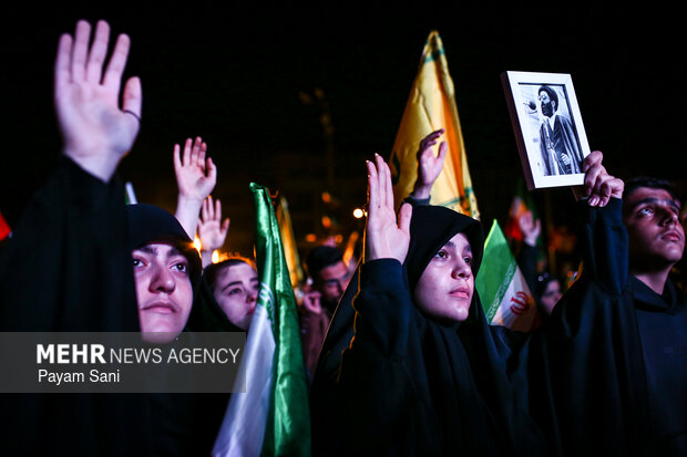 عزاداری مردم در سوگ رهبر شهید در میدان انقلاب تهران