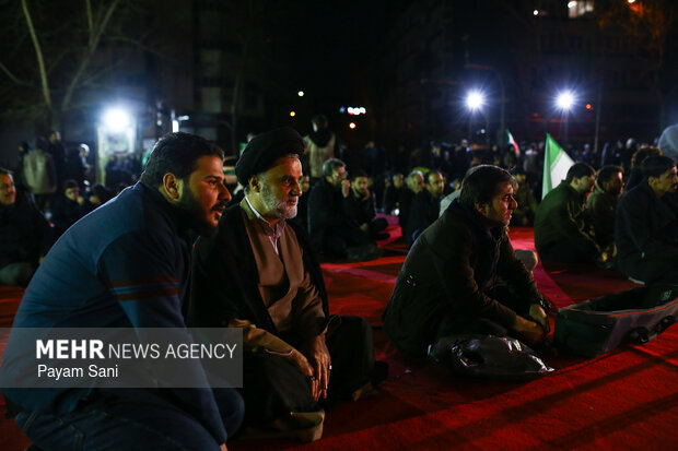 عزاداری مردم در سوگ رهبر شهید در میدان انقلاب تهران