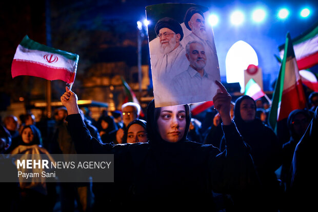 عزاداری مردم در سوگ رهبر شهید در میدان انقلاب تهران