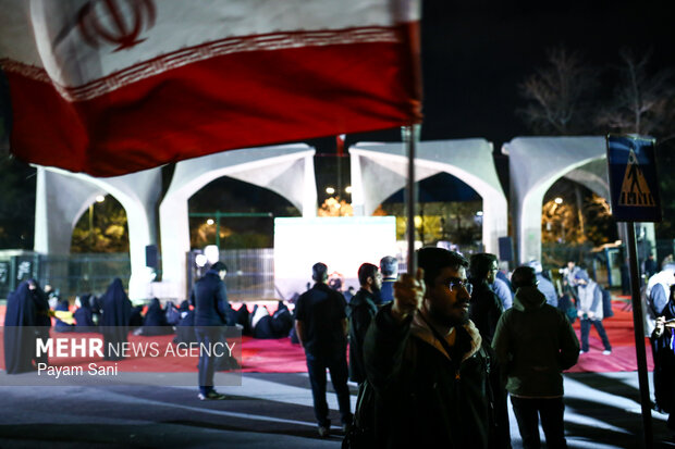 عزاداری مردم در سوگ رهبر شهید در میدان انقلاب تهران