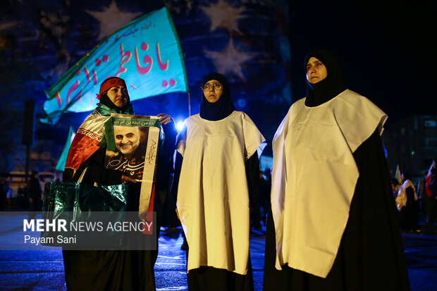 عزاداری مردم در سوگ رهبر شهید در میدان انقلاب تهران