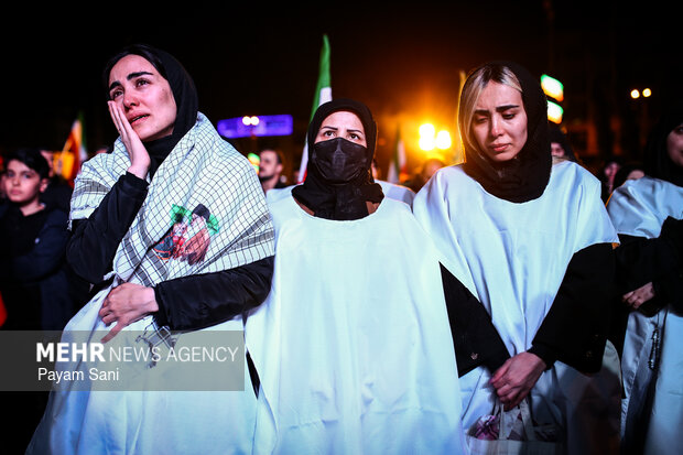 عزاداری مردم در سوگ رهبر شهید در میدان انقلاب تهران