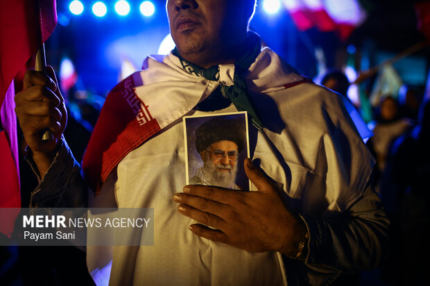 عزاداری مردم در سوگ رهبر شهید در میدان انقلاب تهران