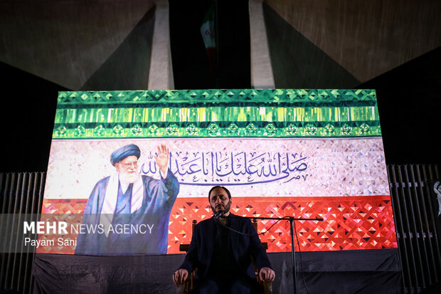 عزاداری مردم در سوگ رهبر شهید در میدان انقلاب تهران