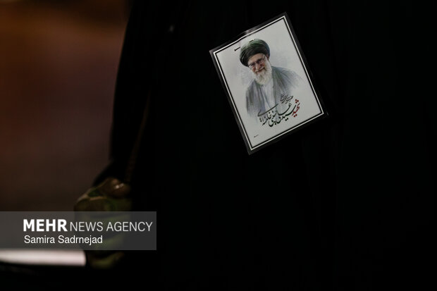 عزاداری مردم در سوگ رهبر شهید در خیابان پیروزی تهران