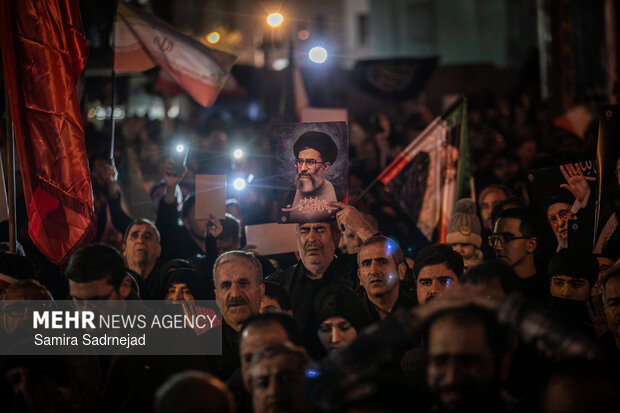 عزاداری مردم در سوگ رهبر شهید در خیابان پیروزی تهران