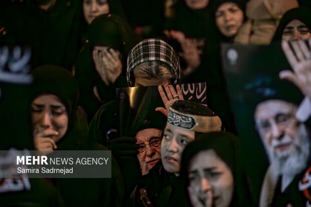 عزاداری مردم در سوگ رهبر شهید در خیابان پیروزی تهران