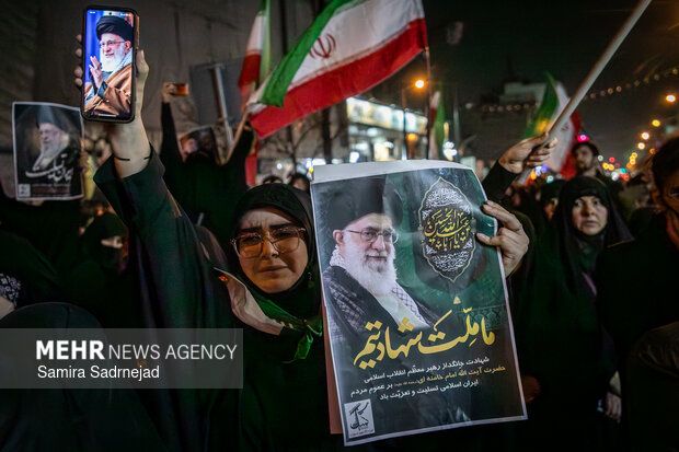 عزاداری مردم در سوگ رهبر شهید در خیابان پیروزی تهران