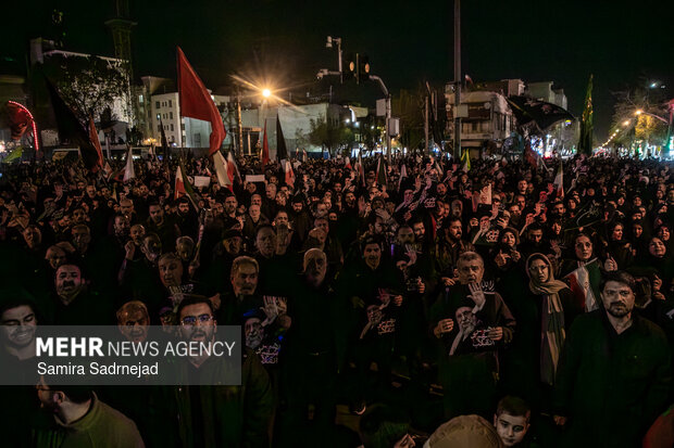 عزاداری مردم در سوگ رهبر شهید در خیابان پیروزی تهران