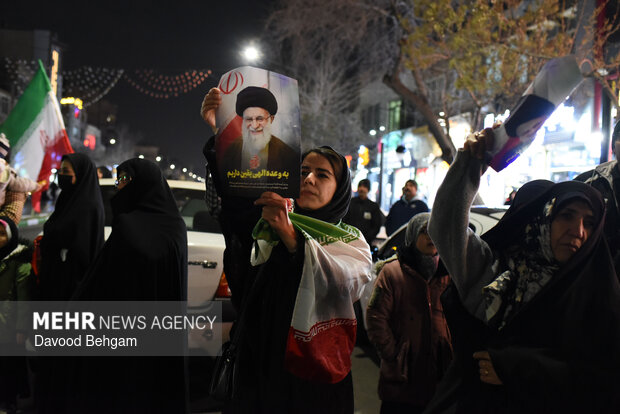 تجمع شبانه مردم مشهد در تجدید پیمان با آرمان‌های رهبر شهید انقلاب