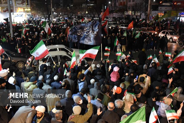 تجمع شبانه مردم مشهد در تجدید پیمان با آرمان‌های رهبر شهید انقلاب
