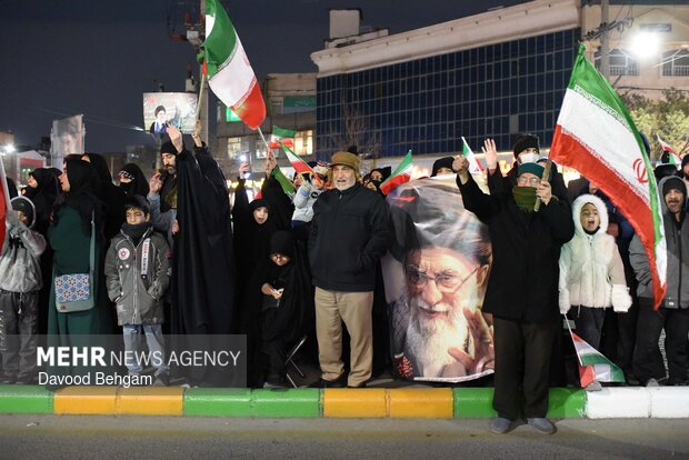 تجمع شبانه مردم مشهد در تجدید پیمان با آرمان‌های رهبر شهید انقلاب