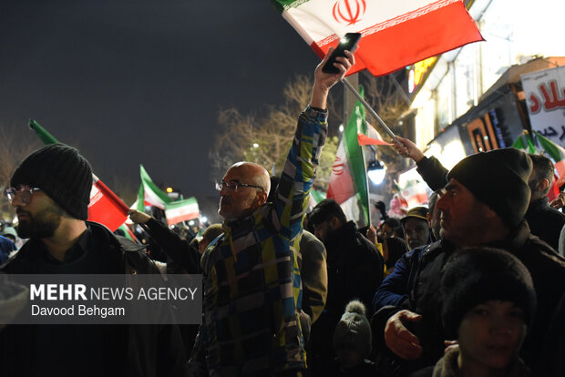 تجمع شبانه مردم مشهد در تجدید پیمان با آرمان‌های رهبر شهید انقلاب