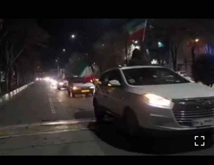 رژه خودرویی مردم بیجار در حمایت از آرمان‌های رهبر شهید برگزار شد