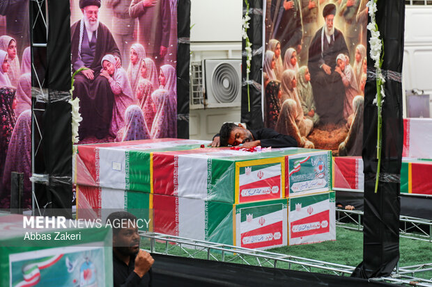 تشییع پیکر مطهر شهدای دبستان دخترانه میناب