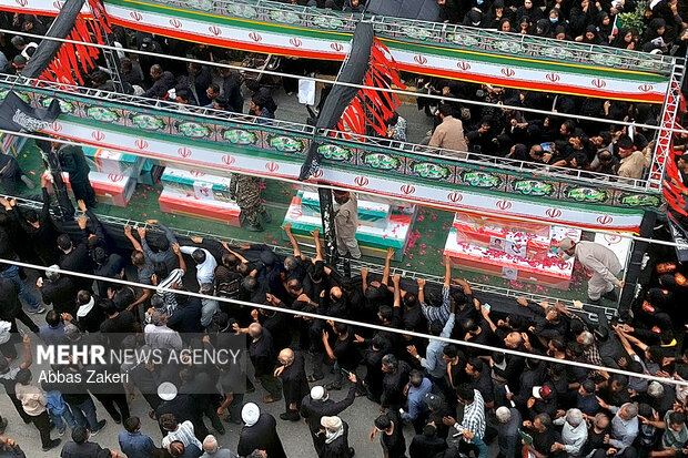 تشییع پیکر مطهر شهدای دبستان دخترانه میناب